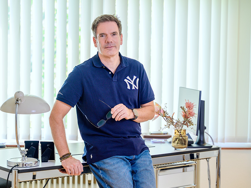 Dr. Rosenthal am Schreibtisch